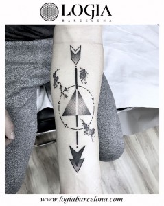 tatuaje-flecha-brazo-Logia-Barcelona-Dasly  